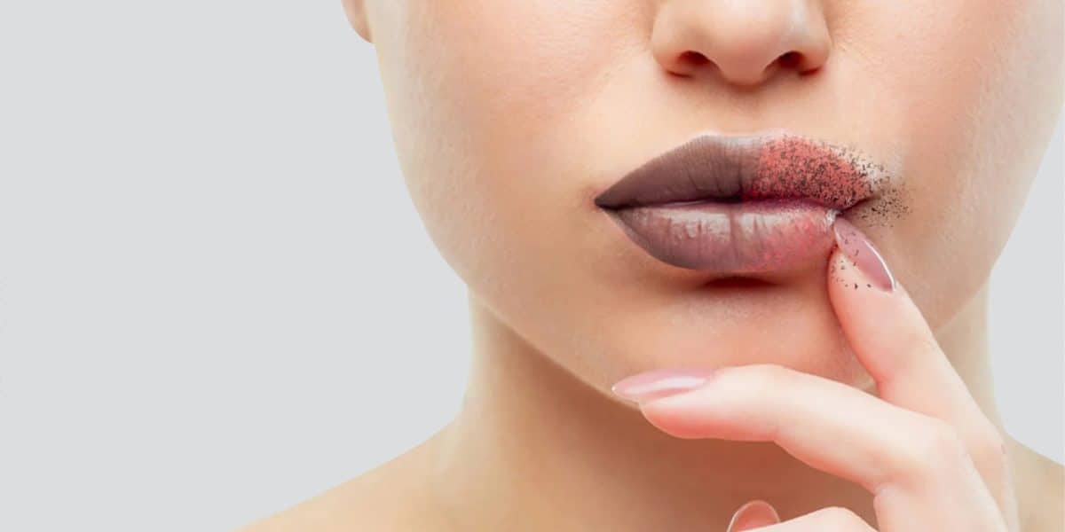 Mencerahkan bibir hitam