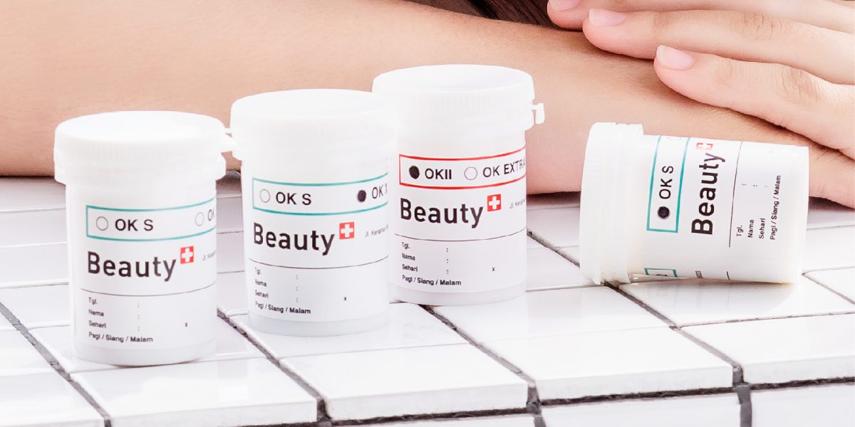 Wanita bimbang memilih di antara empat botol obat kurus oral sebagai alternatif suntik pelangsing