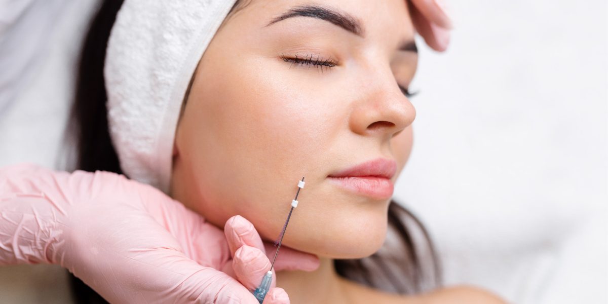 Dokter spesialis melakukan tindakan tanam benang Thread Lift pada area pipi pasien